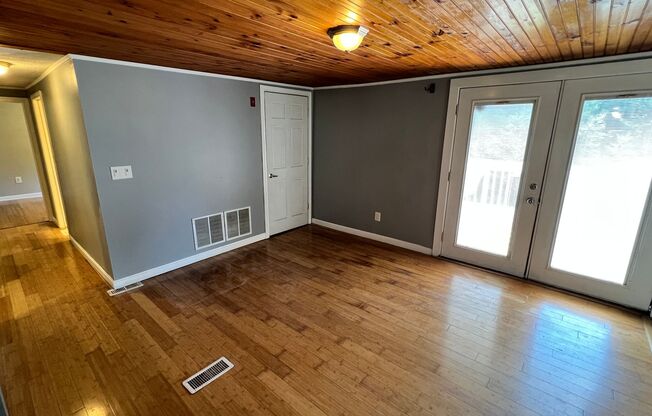 3 beds, 1 bath, $3,000