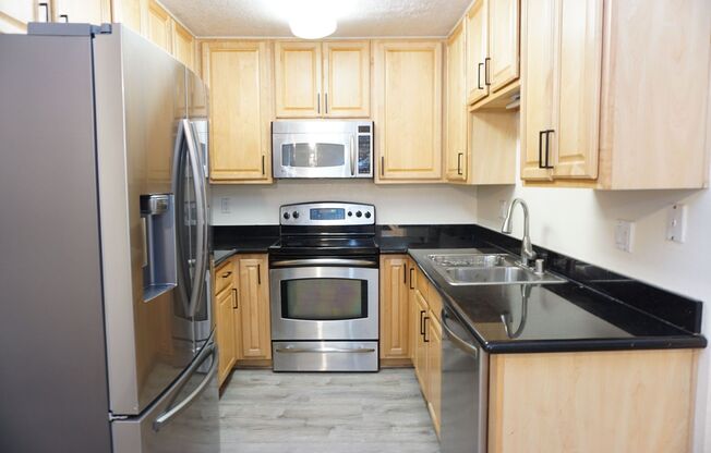 Great 2B/2BA Corner Unit Condo w/ In-Unit Washer/Dryer and Central Air!