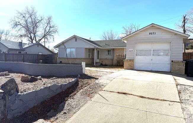 Adorable 3 bed/1.5 bath house with yard