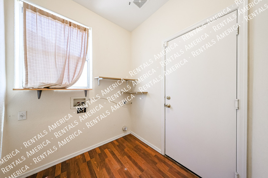 1372 W THOMPSON WAY