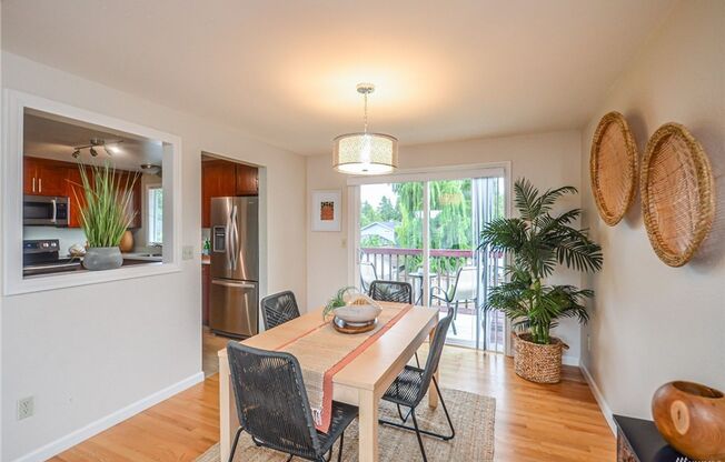 Kirkland 5 bd 3 Bath single family house with fully fence backyard. Close to Totem Lake Mall