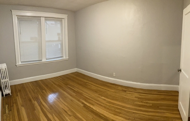 2 beds, 1 bath, 950 sqft, $2,300, Unit 4