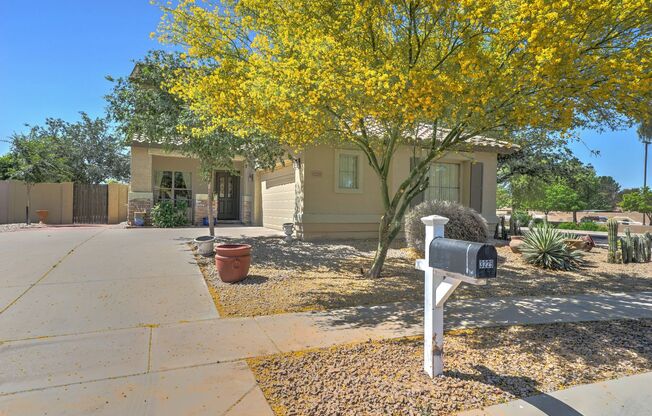 COMING SOON! -$500 OFF FIRST MONTH RENT-Spacious Luxury Living in Gilbert -Corner House with Vaulted Ceilings