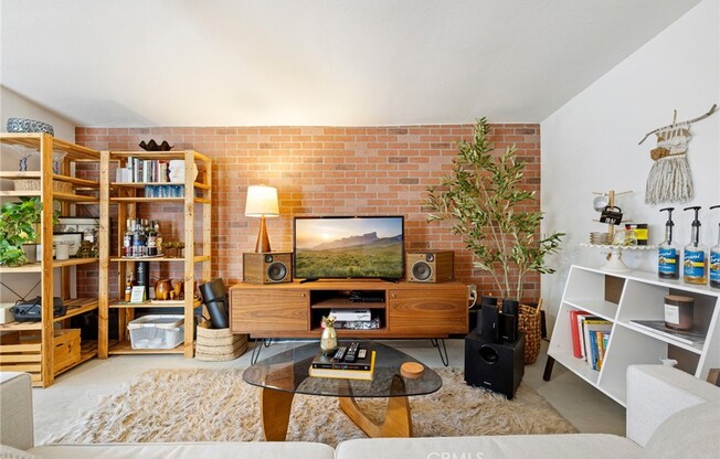 1583 W 48 ST