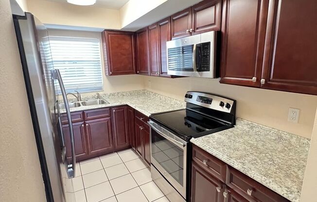 2/2 In Charming Laurel Park. Move in with a $500 Deposit!!