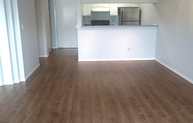 Beautiful 1BDR in the Heart of Upper Queen Anne w/ Huge Private Patio!!!