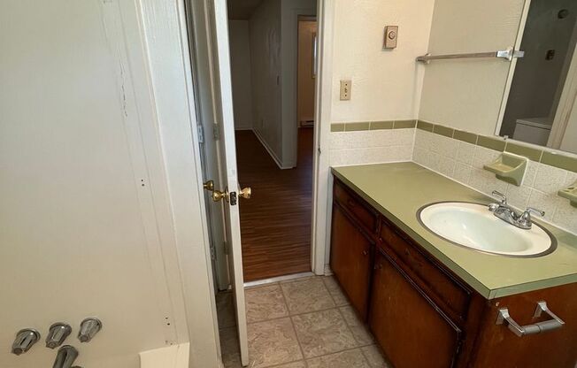 2 beds, 1 bath, 903 sqft, $1,170, Unit K-9