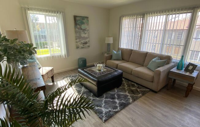2 beds, 1 bath, $2,295, Unit 639 W Pomona Blvd, Unit C