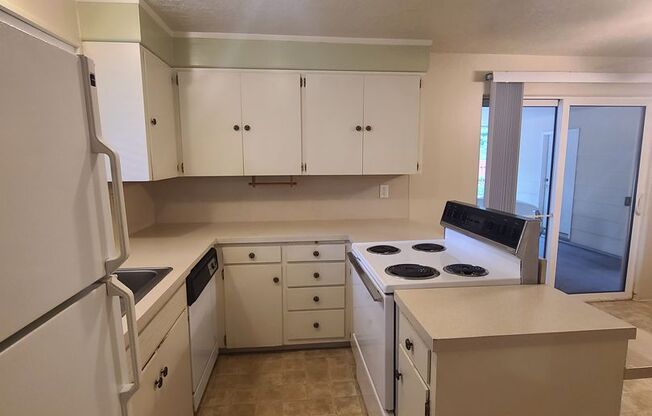 2 beds, 1 bath, 850 sqft, $1,395