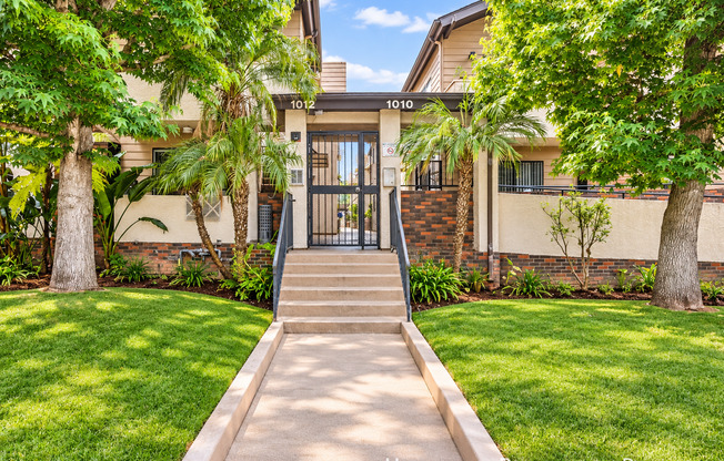 1010 E ACACIA AVE