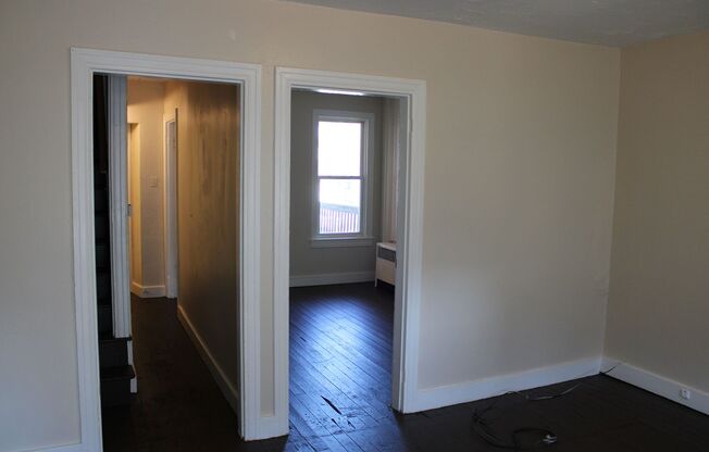 2 beds, 1 bath, $1,195, Unit 2nd Fl