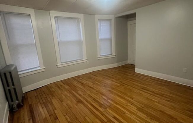 3 beds, 1 bath, $1,850, Unit 155 Belmont Unit #1L