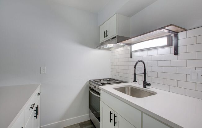 Studio, 1 bath, 380 sqft, $1,120, Unit Unit 7