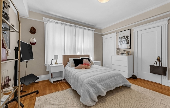 3 beds, 1 bath, 1,017 sqft, $5,800, Unit 301