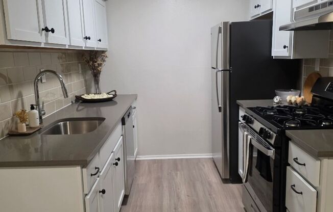 2 beds, 1 bath, 900 sqft, $1,321, Unit LAW11-116