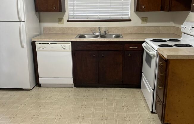 2 beds, 1 bath, $1,300, Unit #32