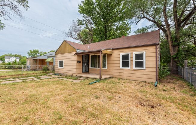 Bed 2 Bath In Quiet Neighborhood!