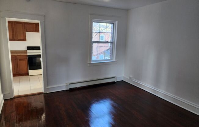 2 beds, 1 bath, $1,275