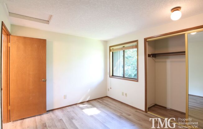 Beautiful Townhome in Mountain Like Setting -- Fireplace, Vaulted Ceilings, and more!