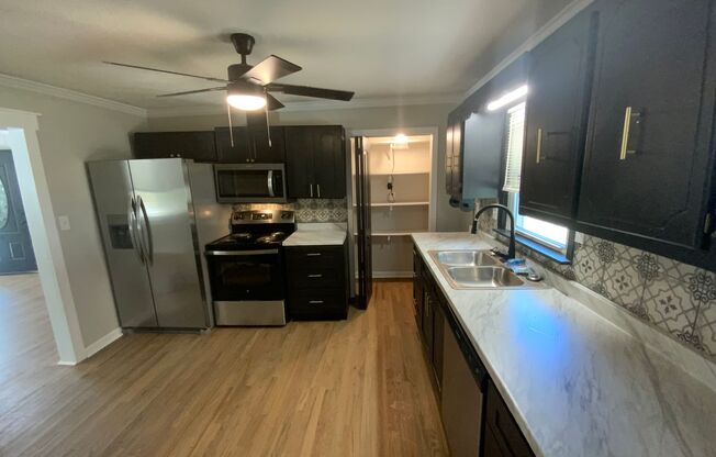 2 beds, 1 bath, $1,295, Unit 191 Wade St