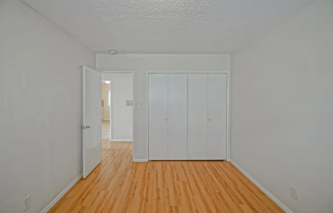 2 beds, 1 bath, $2,600, Unit B