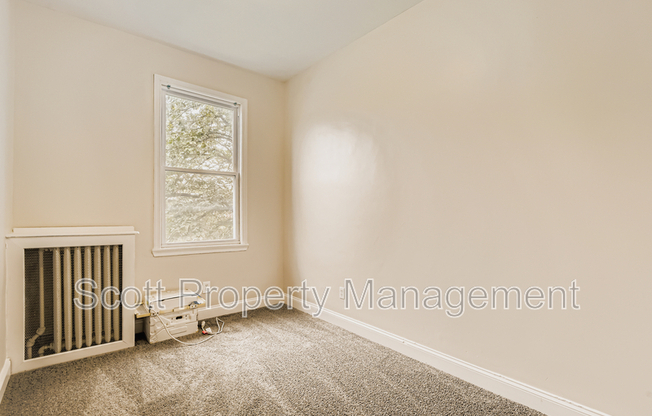 824 E 33 ST