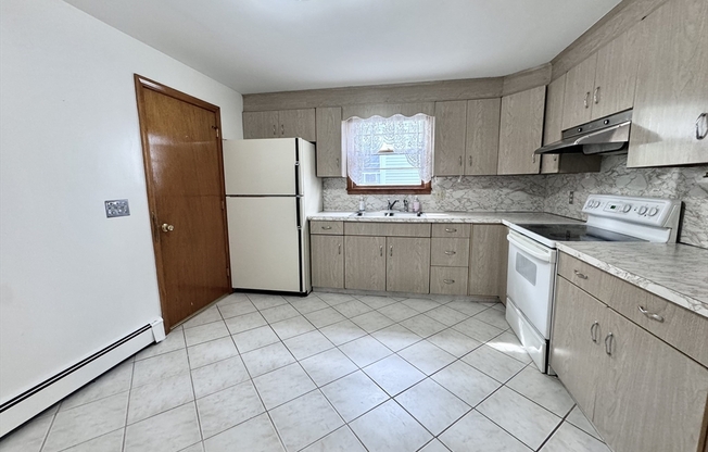 3 beds, 1 bath, 1,350 sqft, $3,000, Unit 31