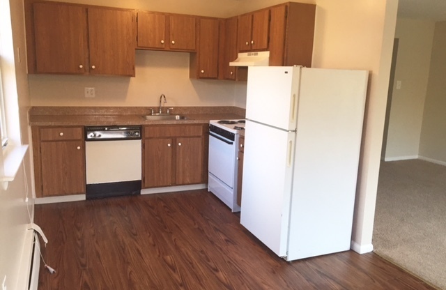 2 beds, 1 bath, 1,100 sqft, $1,540, Unit E201