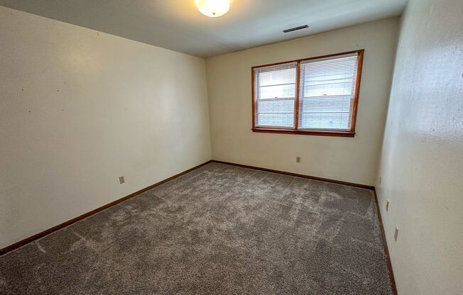 2 beds, 1 bath, $925