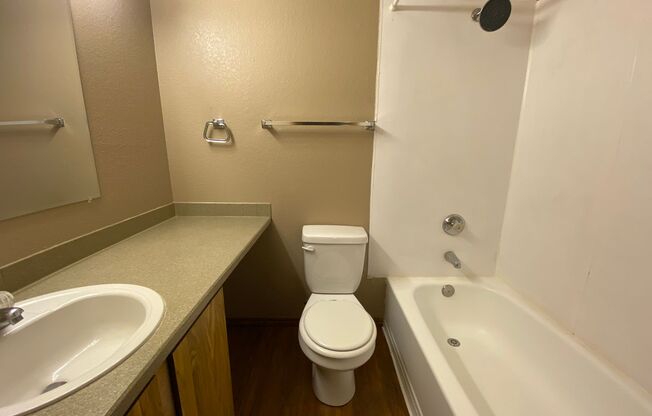 2 beds, 1 bath, 687 sqft, $2,095, Unit A404