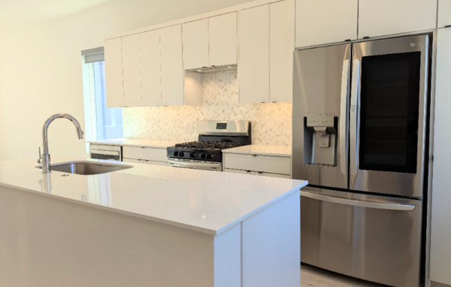 427 W 10th St Unit 103