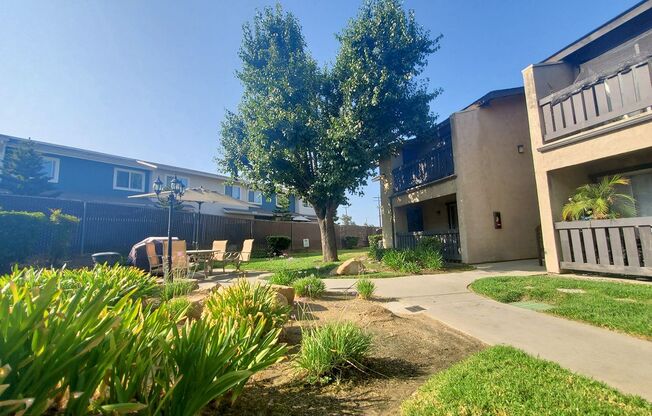 2 beds, 2 baths, 930 sqft, $1,825, Unit 32