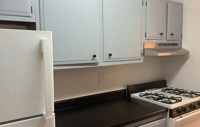 2 beds, 1 bath, 800 sqft, $1,400, Unit 4RW-14