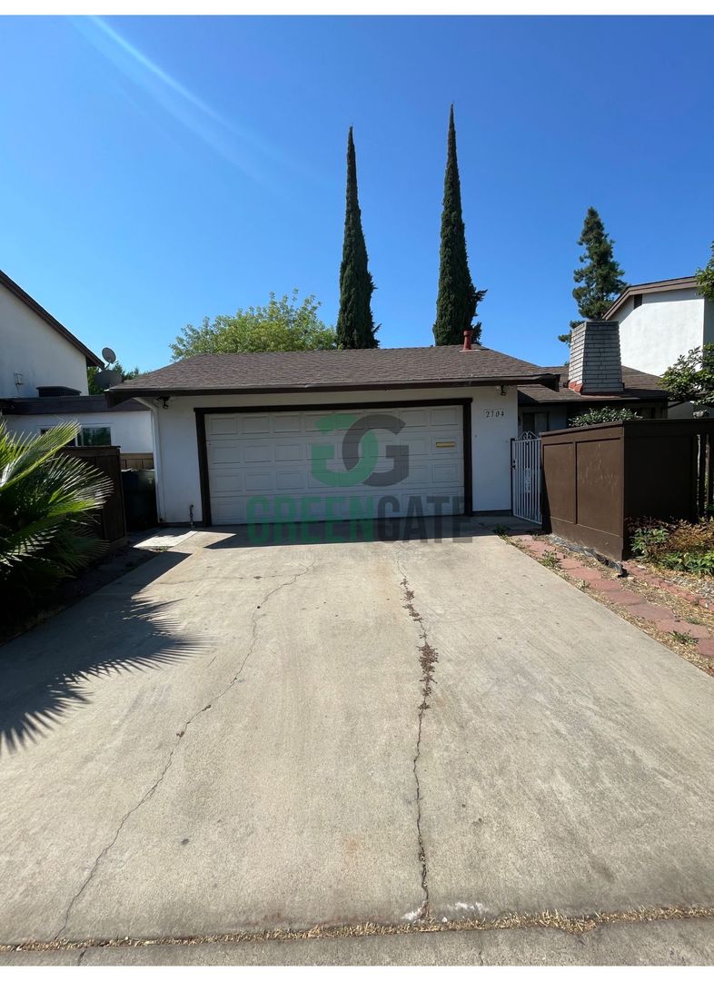 3 BEDROOM 2 BATH HOME MOVE IN READY IN MODESTO!