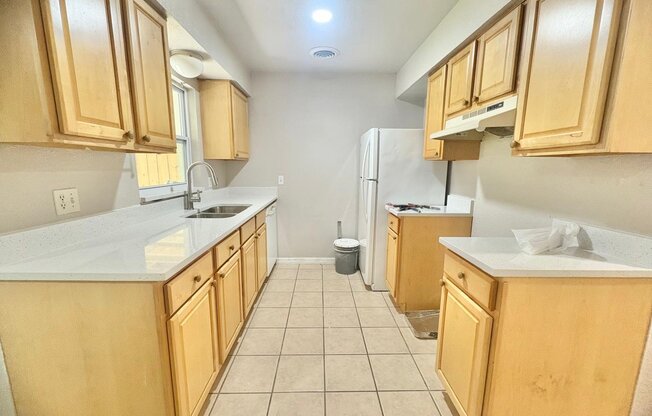877 PARK MNR DR