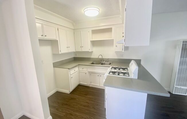 2 beds, 1 bath, $2,350, Unit B