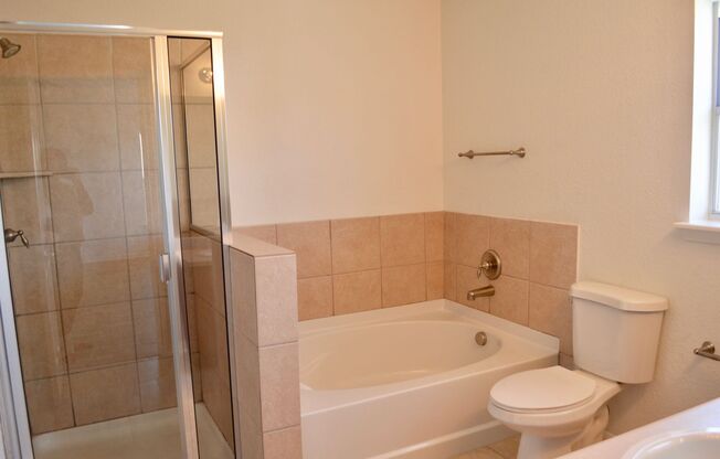 Amazing 4 bed 2 bath 2 story home in Hallie Heights!