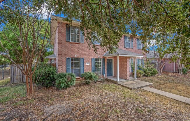 Available August 2026!  3 Bedroom 3 Bathroom Duplex with Yard Close to Campus/Bus Route!