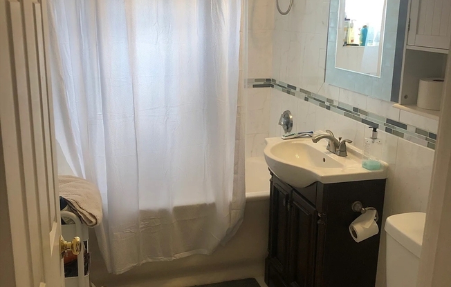 3 beds, 1 bath, 710 sqft, $3,500, Unit 605