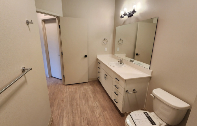 2 beds, 1 bath, 913 sqft, $1,900, Unit B-306