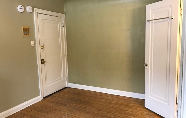 Studio, 1 bath, $725, Unit 15
