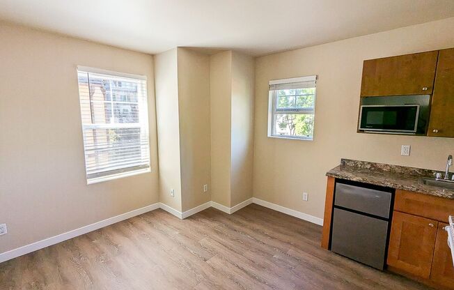 Studio, 1 bath, 150 sqft, $995, Unit 5G