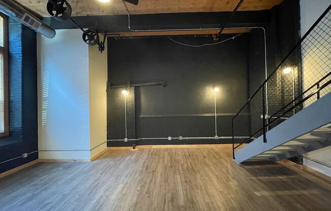 Studio, 1 bath, 935 sqft, $1,550, Unit 102