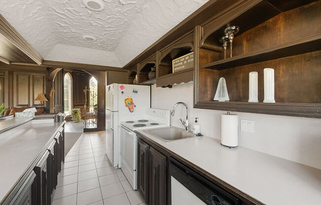 fully equipped kitchen at Stonehenge Apartments