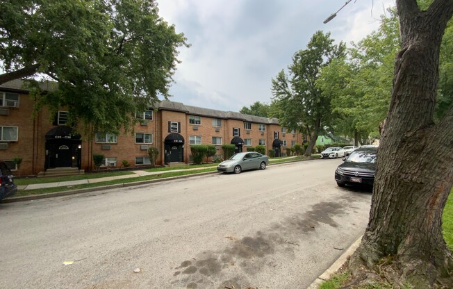 Renshaw Apartments offers a charming residence in a serene neighborhood, featuring well-maintained grounds and convenient parking. Your ideal living space awaits. Explore your new home today!