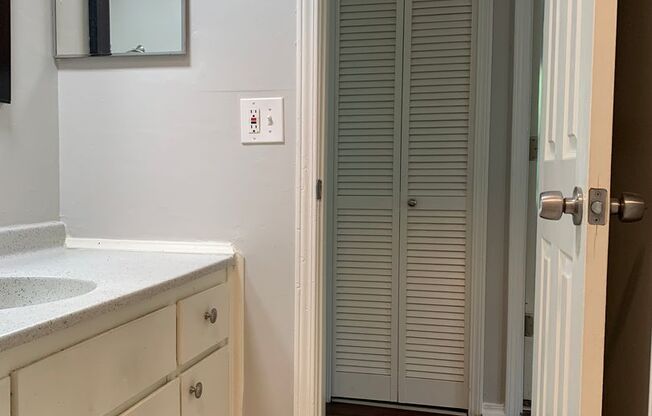 2 beds, 1 bath, 900 sqft, $1,095, Unit 3701 #3