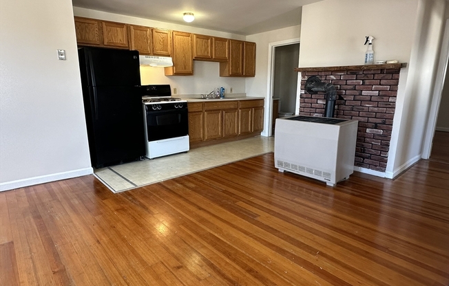 3 beds, 1 bath, 912 sqft, $1,800, Unit 5