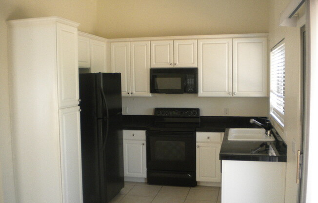 3 beds, 2 baths, $2,050, Unit U1259