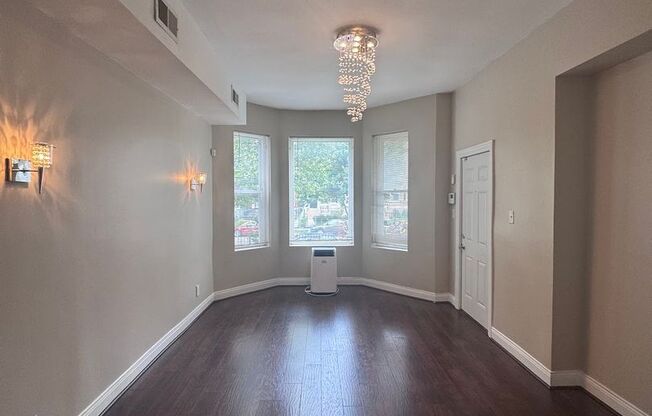 Beautiful 2-Bedroom 1-bath Graystone Apartment in Washington Park!