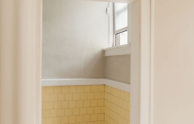 1 bed, 1 bath, 799 sqft, $1,075, Unit 3219 Lyndale Avenue B